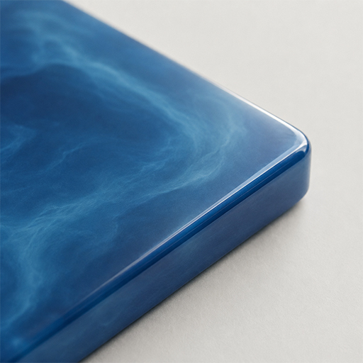 Échantillon de finition en résine bleue marbrée brillante pour une sculpture sur mesure