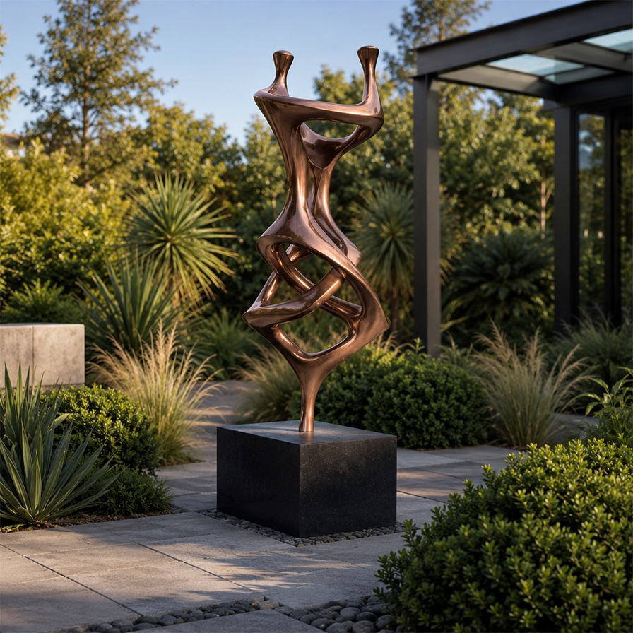 Sculpture abstraite verticale en bronze aux formes entrelacées installée sur un socle noir dans un jardin contemporain